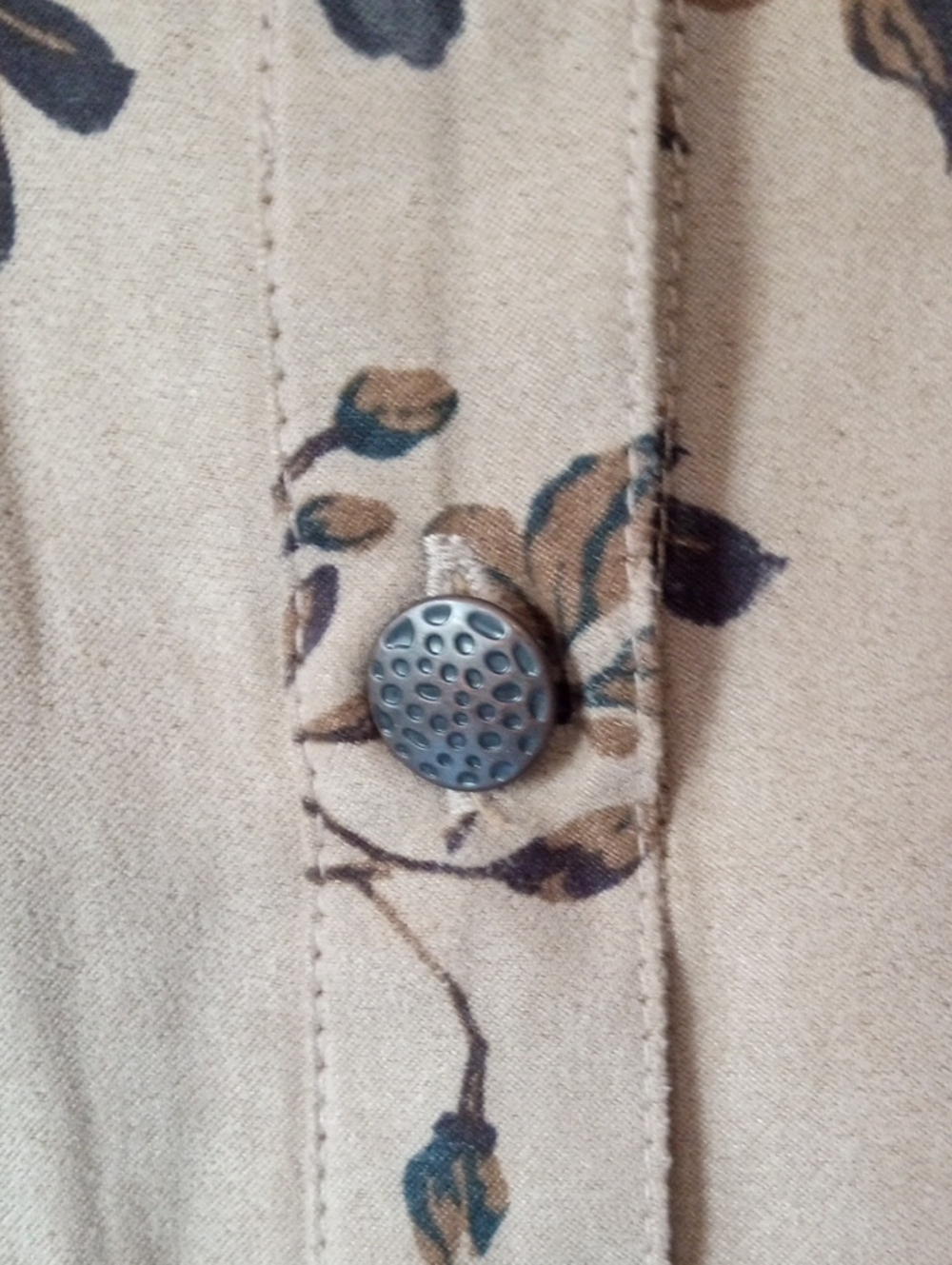 SOFT Floral Button Up Top - Picture 7 of 9